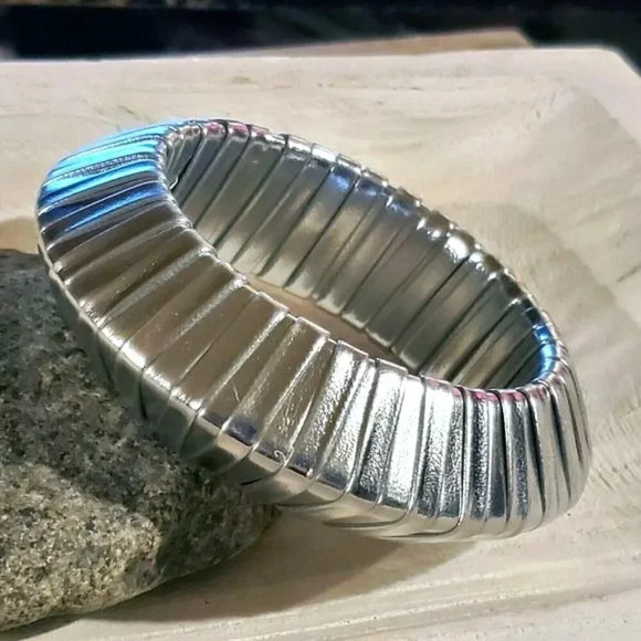Slick Silver PU Vinyl Wrapped Chunky Retro Geometric Saucer Bangle Bracelet - Picture 1 of 8